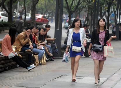 女孩退租 房东清7车垃圾